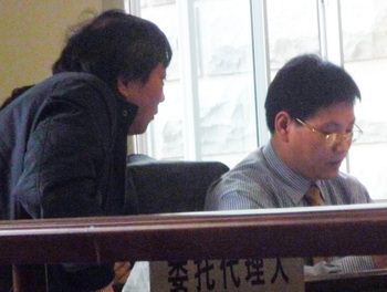 宋中清律师和谢跃萌在庭审中