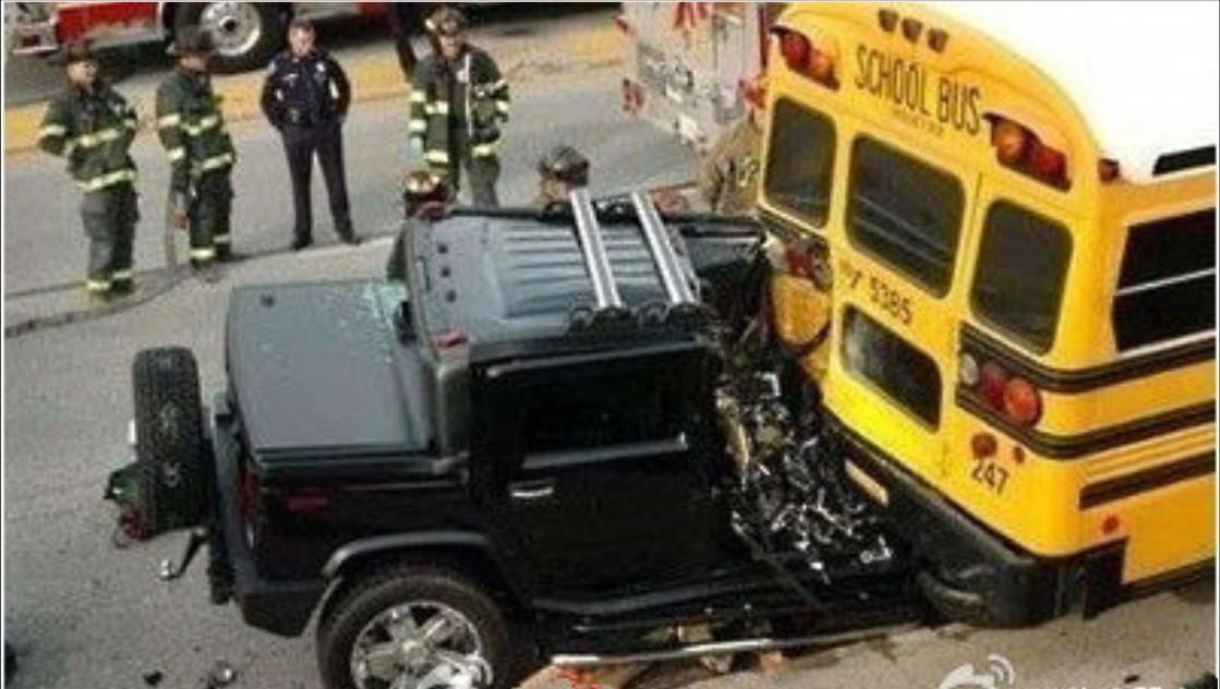 美国:校车遭遇撞车事故 致1人死亡[上海早晨]视