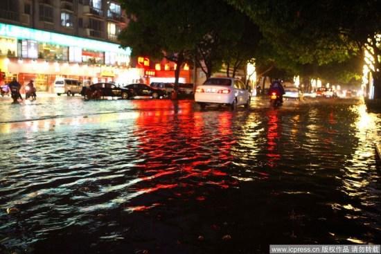 图为百色市中山二路路段遭“水淹”，影响汽车正常通行。南沙/东方IC 