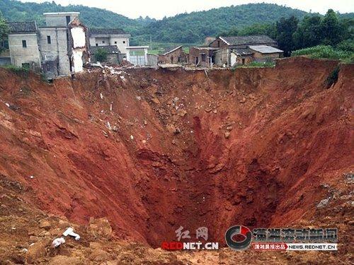 湖南宁乡出现多处“天坑” 吞没教学楼(组图)