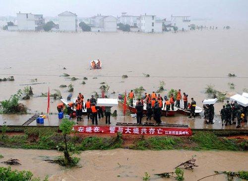 江西抚河决堤现场：百里汪洋一片 9万人脱险