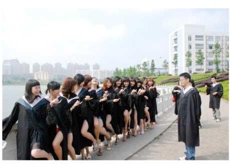 武汉一名校女大学生毕业照集体露大腿引热议
