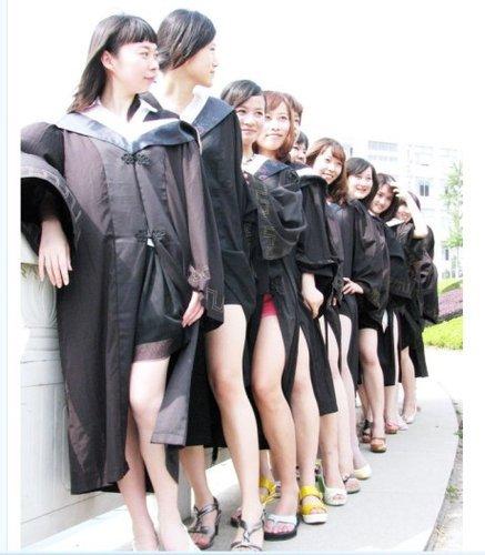 武汉一名校女大学生毕业照集体露大腿引热议