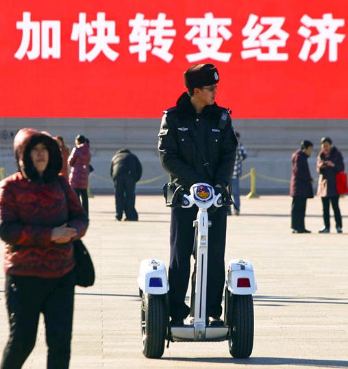 警察统一装备了segway电力驱动单人车在巡逻