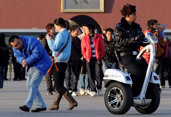 (组图)电力驱动单人车引行人好奇追看 警察天安