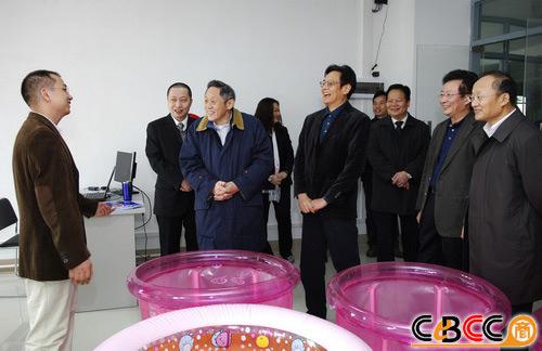 刘安东与广州网商创业园商户亲切交谈