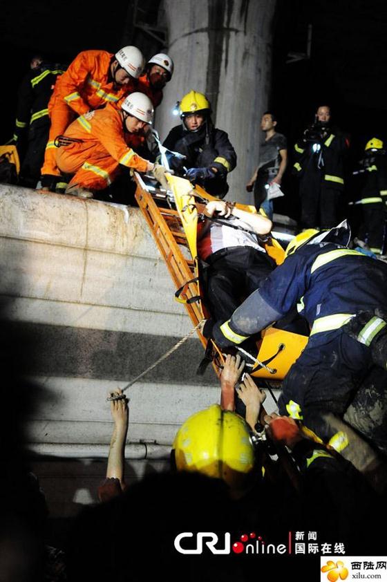 中国火车发生脱轨事故:全球网民的震撼评论曝