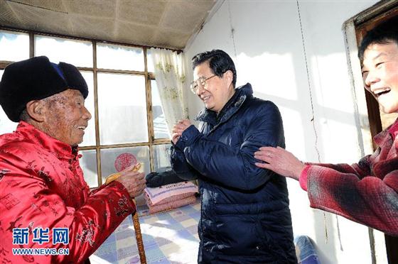 胡锦涛在毛主席瓷像前帮农民贴红色窗花