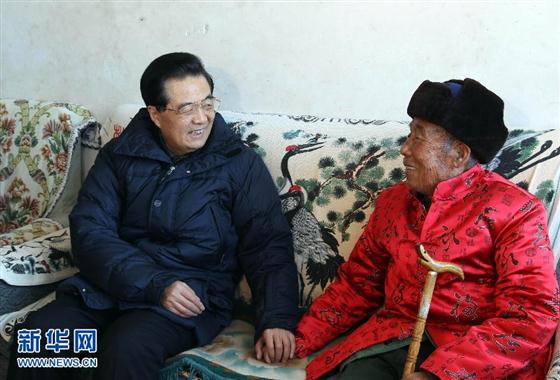 胡锦涛在毛主席瓷像前帮农民贴红色窗花
