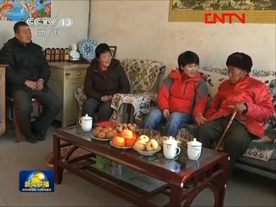 胡锦涛在毛主席瓷像前帮农民贴红色窗花 胡锦涛在毛主席瓷像前帮农民贴红色窗花