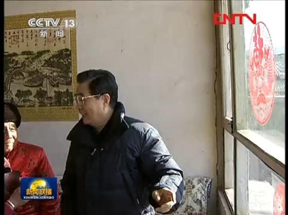 胡锦涛在毛主席瓷像前帮农民贴红色窗花