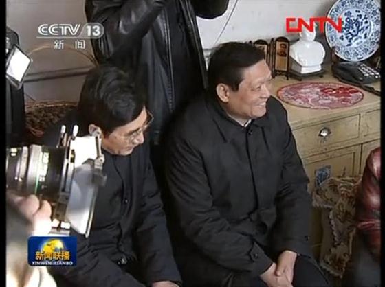 胡锦涛在毛主席瓷像前帮农民贴红色窗花