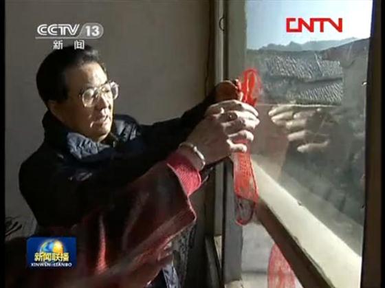 胡锦涛在毛主席瓷像前帮农民贴红色窗花