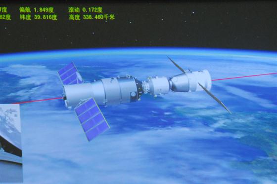 2012年6月24日,神舟九号与天宫一号首次手控交会对接成功,新华网