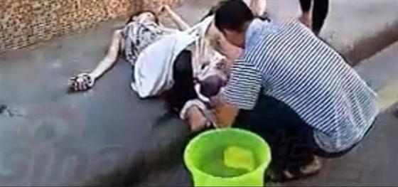 广州男子为妻街头接生 路人齐相助