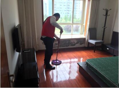 太平洋房屋红马甲帮老阿姨上门打扫卫生