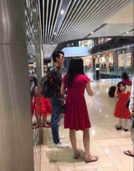 吴尊老婆终于摘下口罩，五官精致胜过范冰冰，网友：美若天仙