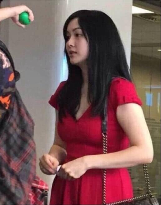 吴尊老婆终于摘下口罩，五官精致胜过范冰冰，网友：美若天仙