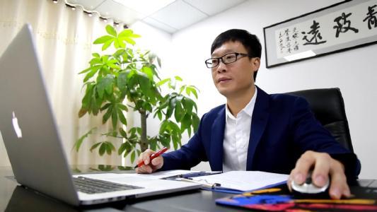 工作中的陆国军认真踏实