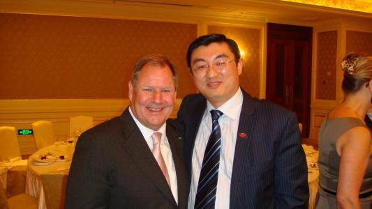 陆国军参加展会，与国外客商合影
