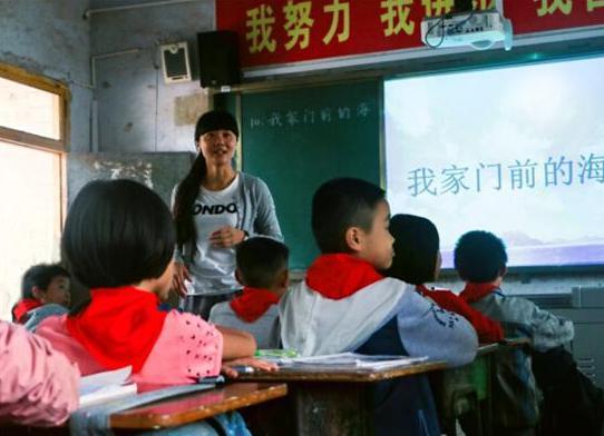 陆国军小组张老师为孩子们上语文课