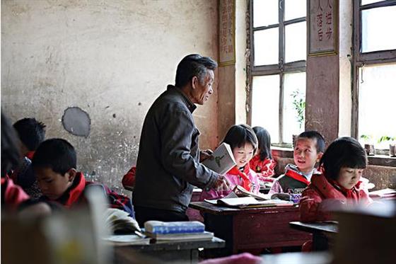 陆国军在认真解答孩子的问题