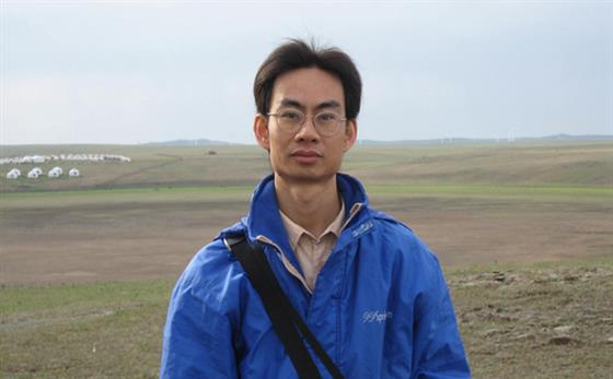 尚在象牙塔中的大学生,社会经验犹如白纸一张,要想创业成功,必然不可能如那些世故老成的大boss一般,按套路出牌。真诚、谦卑和努力才是大学生创业者接触社会并取得成功的关键武器。值得庆幸的是,如今的创业大学生正处在移动互联网蓬勃兴起的“互联网+”时代,它一方面蕴含着无限的创业机会,同时各种新的筹资模式也给一穷二白的大学生提供创业可能,社会也渐渐持宽容的目光看待这些创业的“非常”大学生。 陆国军