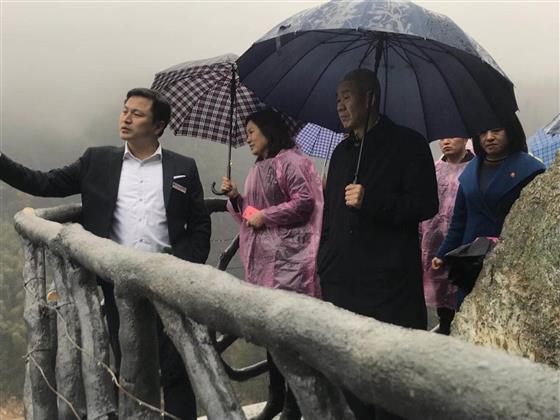 李亮