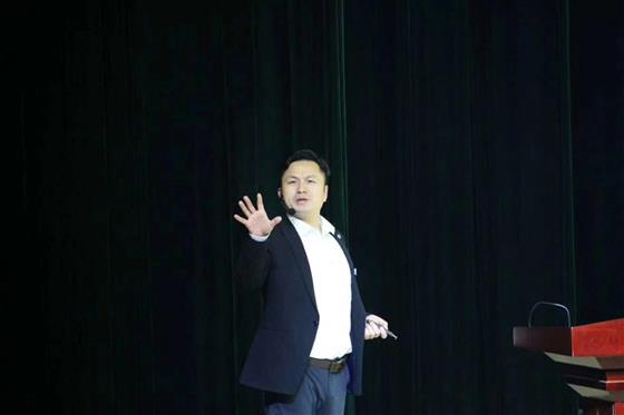 李亮