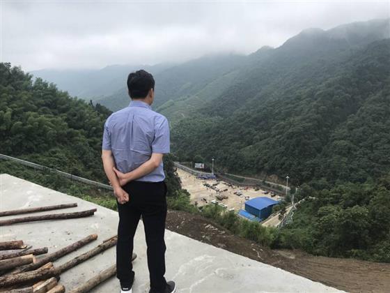 李亮