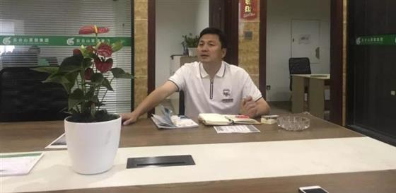 李亮组织会议中，认真工作