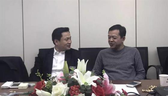 李亮与领导亲切沟通景区未来建设