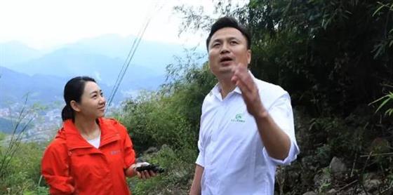 李亮为记者介绍云台山风景区的风土人情