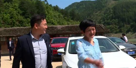 李亮接待来访的市里领导