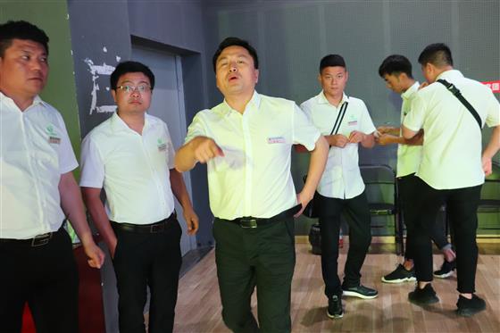 李亮