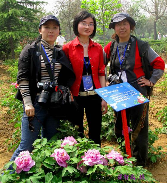 邓琴与洛阳著名历史学者郑贞富在洛阳国家牡丹园