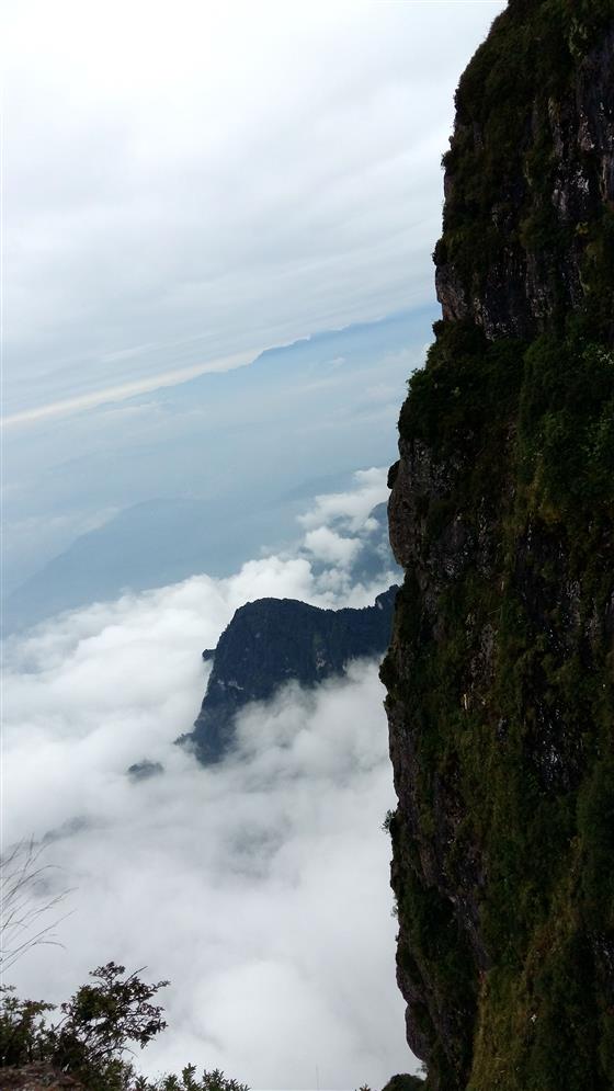 有一懸空600多米的斷崖,雄險奇偉,為全山第一巨巖,名捨身崖