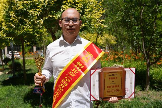 中国作家张少强